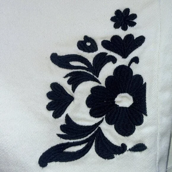 Style&Co Bermuda Shorts Womens 10 White Frayed Hem Floral Embroidery Stretch - Picture 10 of 11